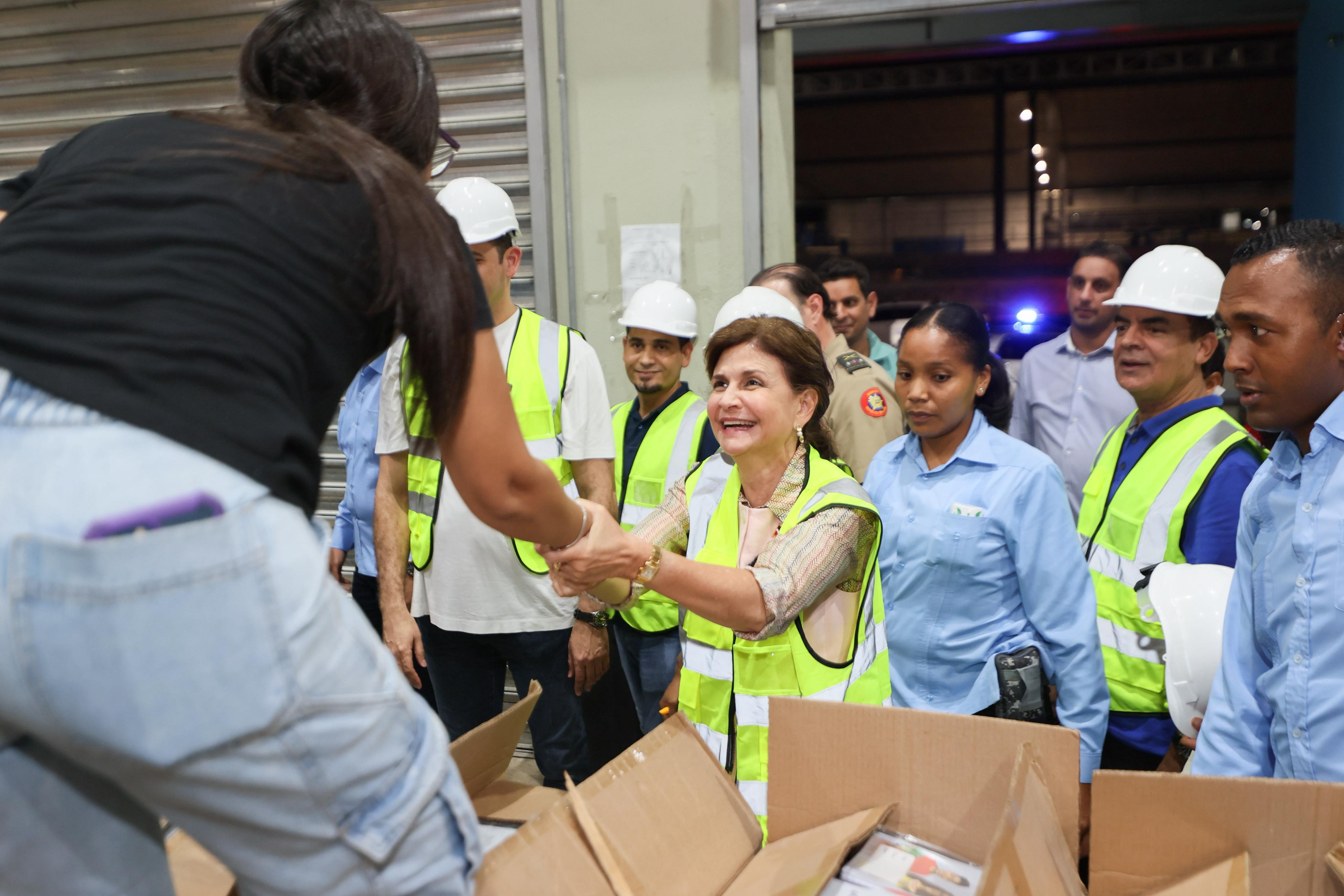Raquel Peña llega al INABIE para verificar avance en entrega de útiles escolares