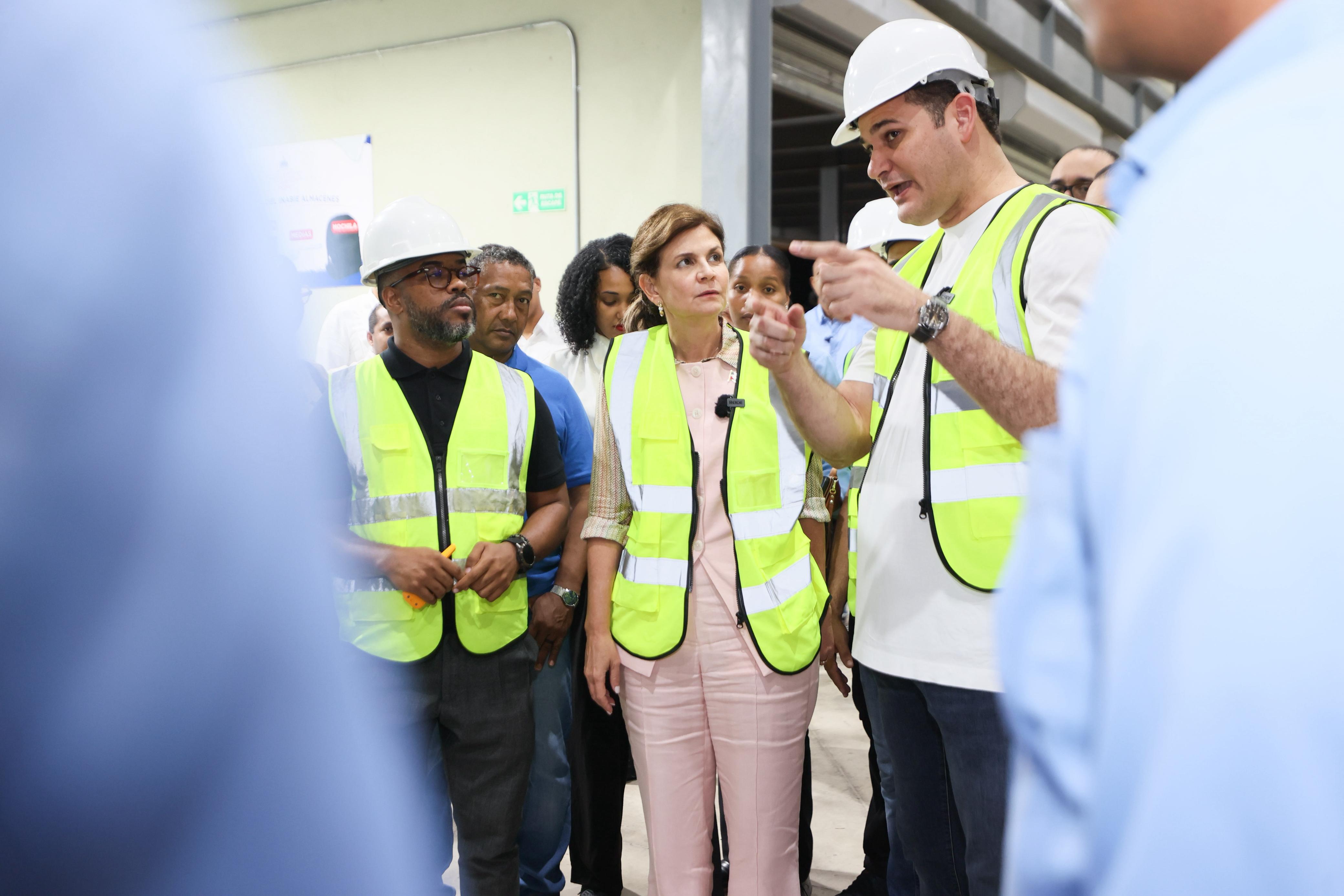 Raquel Peña llega al INABIE para verificar avance en entrega de útiles escolares