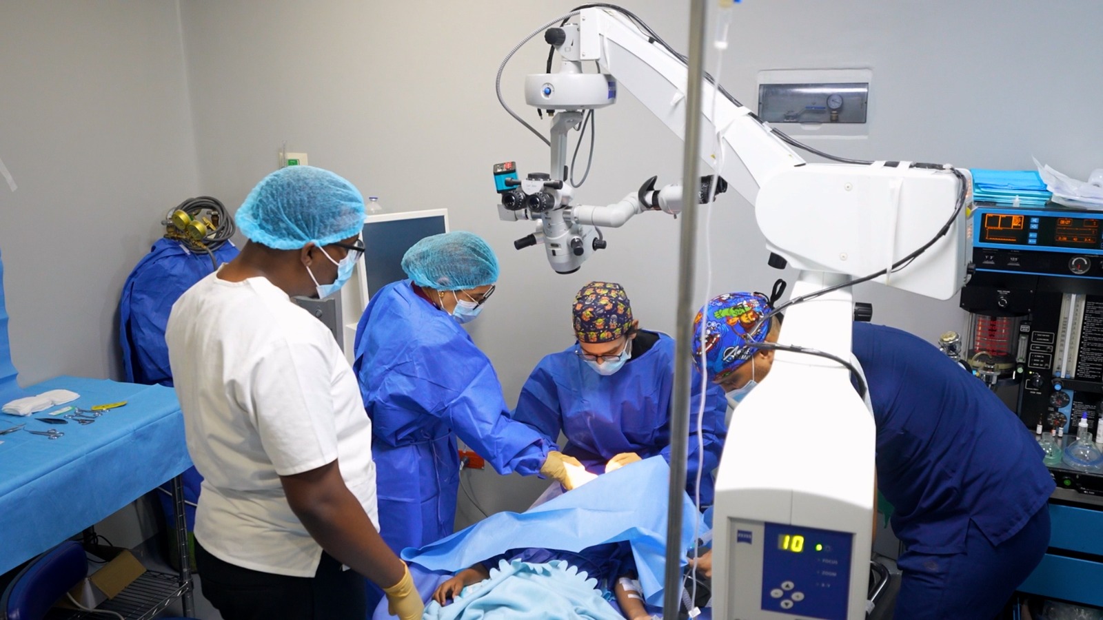 El INABIE mejora calidad de vida de 11 estudiantes con la realización de cirugías de corrección visual