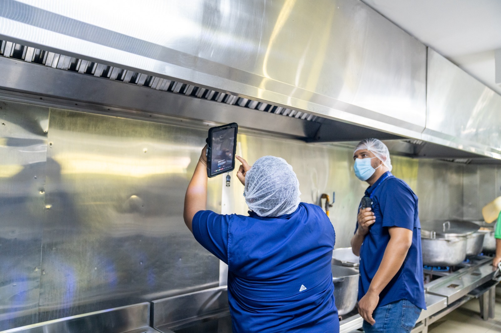 INABIE refuerza transparencia en licitaciones del almuerzo escolar con el uso de equipos tecnológicos