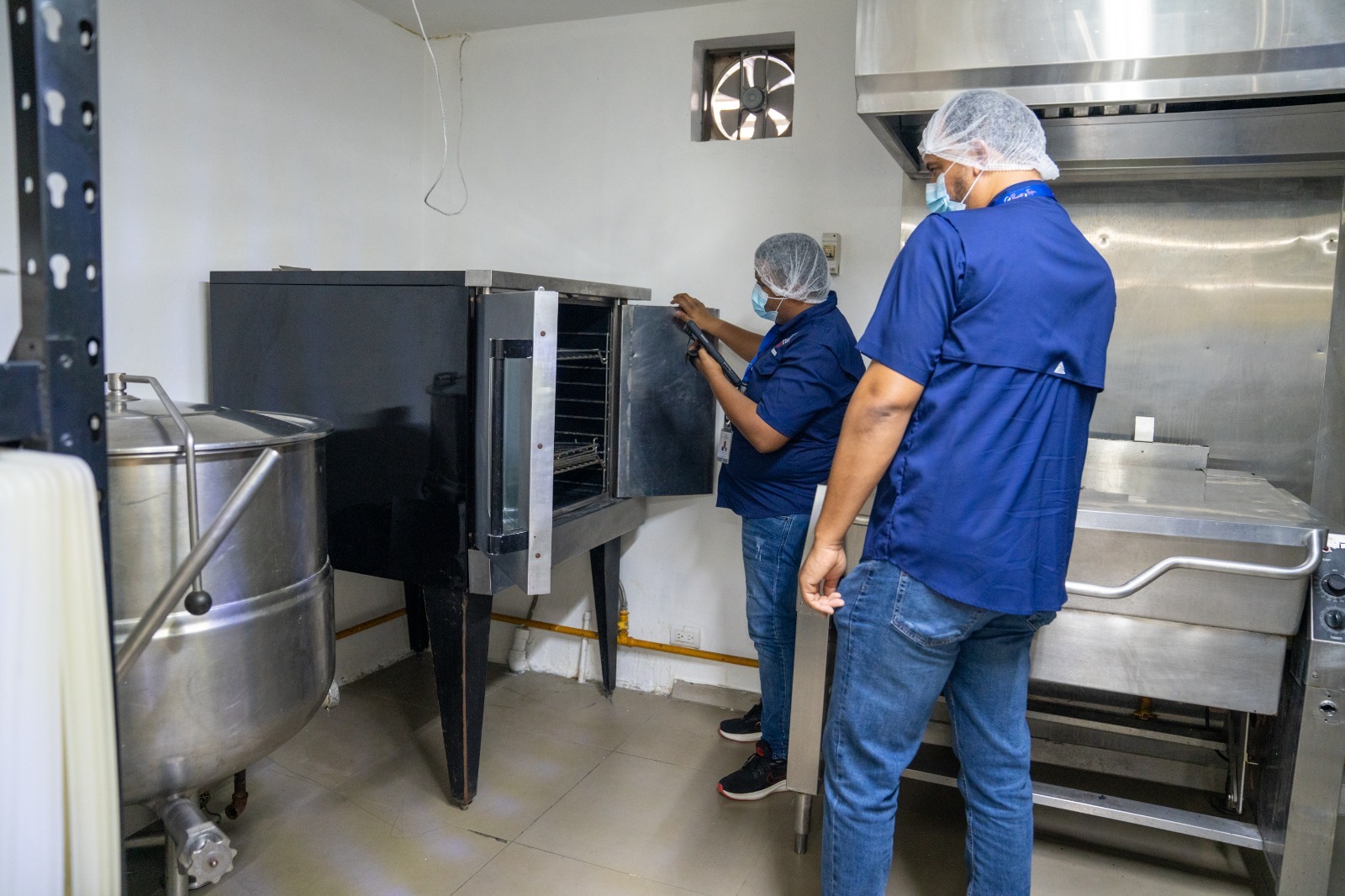 INABIE refuerza transparencia en licitaciones del almuerzo escolar con el uso de equipos tecnológicos