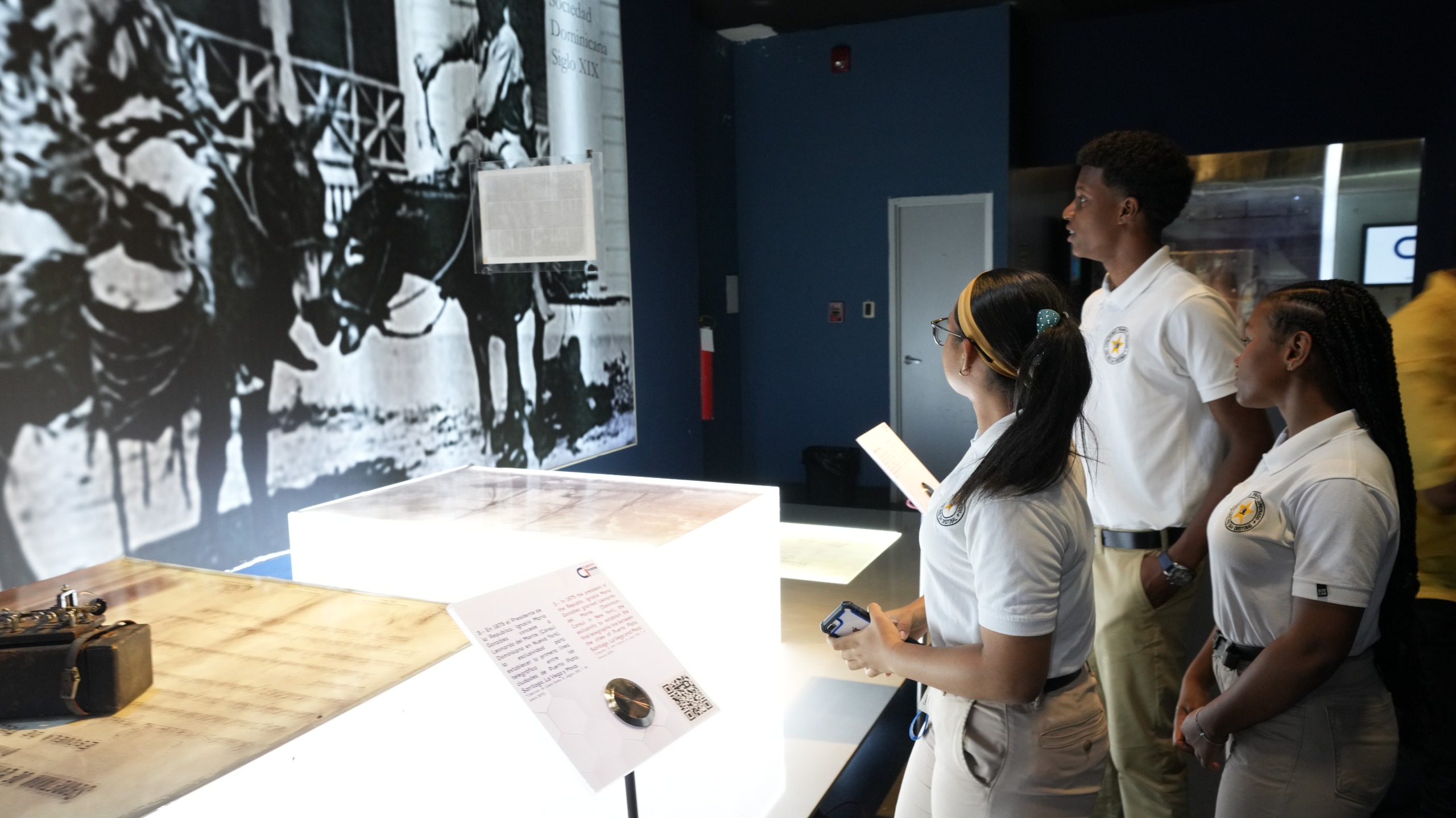 Estudiantes aprenden historia y cultura fuera del aula con programa del INABIE